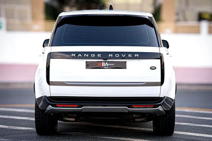 Подержанный Land Rover Range Rover P530 MHEV V, 4.4 л, 2022 в Дубае от MBA Motors Белый цвет. GCC | AUTO.AE
