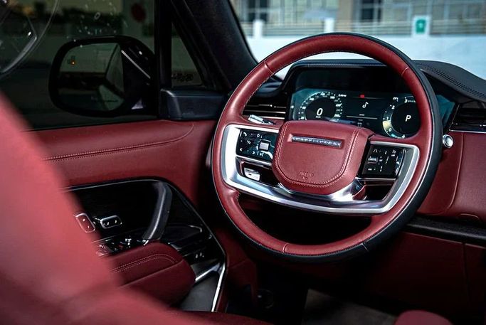 Подержанный Land Rover Range Rover P530 MHEV V, 4.4 л, 2022 в Дубае от MBA Motors Белый цвет. GCC | AUTO.AE
