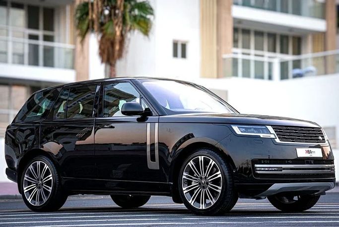 Подержанный Land Rover Range Rover P530 MHEV V, 4.4 л, 2023 в Дубае от MBA Motors Черный цвет. GCC | AUTO.AE