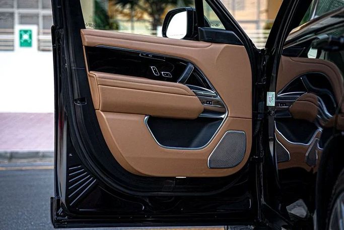 Подержанный Land Rover Range Rover P530 MHEV V, 4.4 л, 2023 в Дубае от MBA Motors Черный цвет. GCC | AUTO.AE