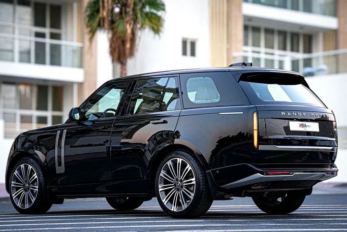 Подержанный Land Rover Range Rover P530 MHEV V, 4.4 л, 2023 в Дубае от MBA Motors Черный цвет. GCC | AUTO.AE