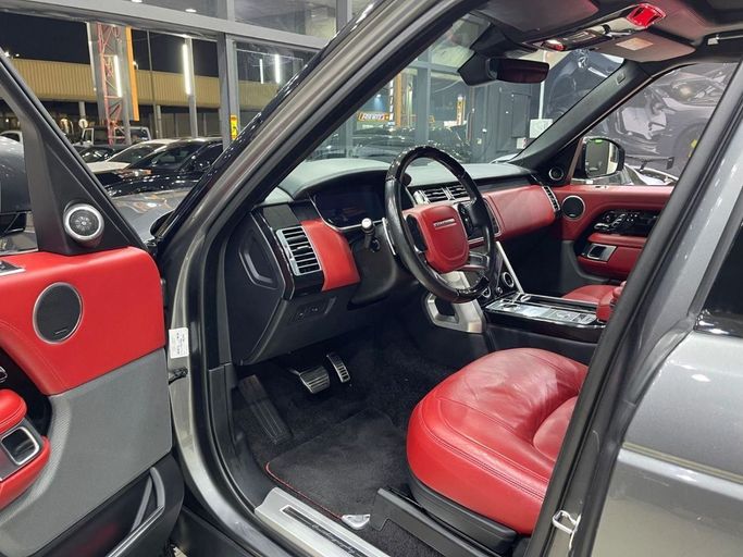 Подержанный Land Rover Range Rover IV Рестайлинг, 5.0 л, 2018 в Дубае от Carbon Cars Серый цвет. GCC | AUTO.AE