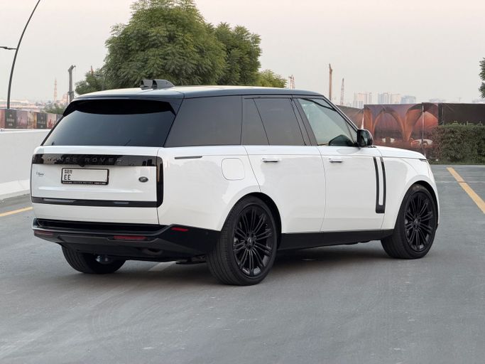 Подержанный Land Rover Range Rover P400 MHEV V, 3.0 л, 2023 в Дубае Белый цвет.  | AUTO.AE