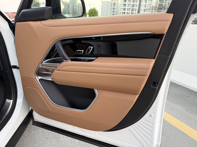 Подержанный Land Rover Range Rover P400 MHEV V, 3.0 л, 2023 в Дубае Белый цвет.  | AUTO.AE