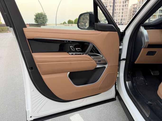 Подержанный Land Rover Range Rover P400 MHEV V, 3.0 л, 2023 в Дубае Белый цвет.  | AUTO.AE