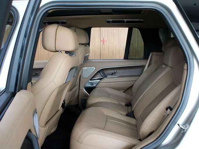 Подержанный Land Rover Range Rover P530 MHEV V, 4.4 л, 2024 в Дубае от Hot Wheel Used Motors Бежевый цвет. Other | AUTO.AE