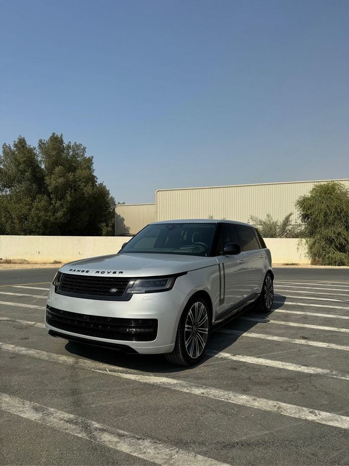 Подержанный Land Rover Range Rover P400 MHEV V, 3.0 л, 2024 в Дубае Серебристый цвет. Европейская | AUTO.AE