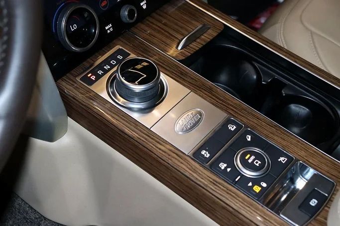 Подержанный Land Rover Range Rover IV Рестайлинг, 3.0 л, 2019 в Дубае от Billionaire Motors Черный цвет. GCC | AUTO.AE