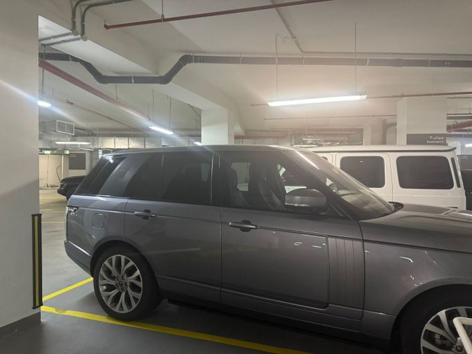 Used Land Rover Range Rover D260 IV Facelift, 3.0 l, 2020 in Dubai, Silver color. European Specs | AUTO.AE