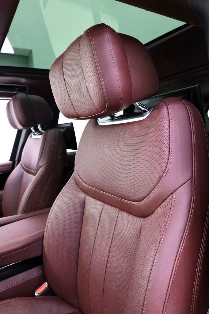 Подержанный Land Rover Range Rover P530 MHEV V, 4.4 л, 2024 в Дубае от Al Faris Motors Черный цвет. Other | AUTO.AE