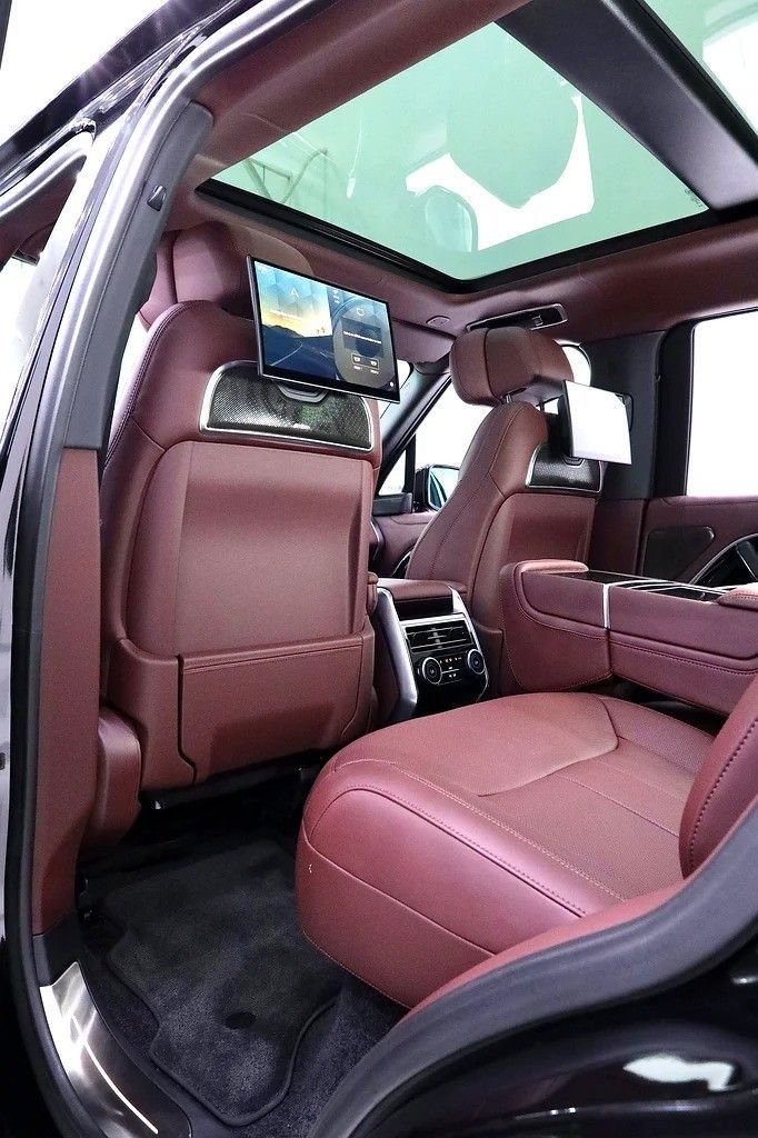 Подержанный Land Rover Range Rover P530 MHEV V, 4.4 л, 2024 в Дубае от Al Faris Motors Черный цвет. Other | AUTO.AE