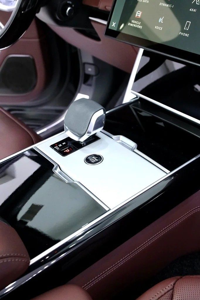 Подержанный Land Rover Range Rover P530 MHEV V, 4.4 л, 2024 в Дубае от Al Faris Motors Черный цвет. Other | AUTO.AE