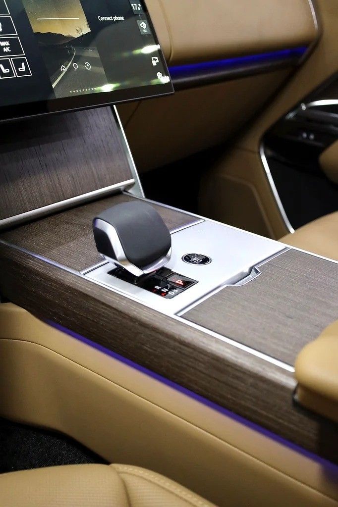 Новый Land Rover Range Rover P530 MHEV V, 4.4 л, 2025 в Дубае от Al Faris Motors Белый цвет. Other | AUTO.AE