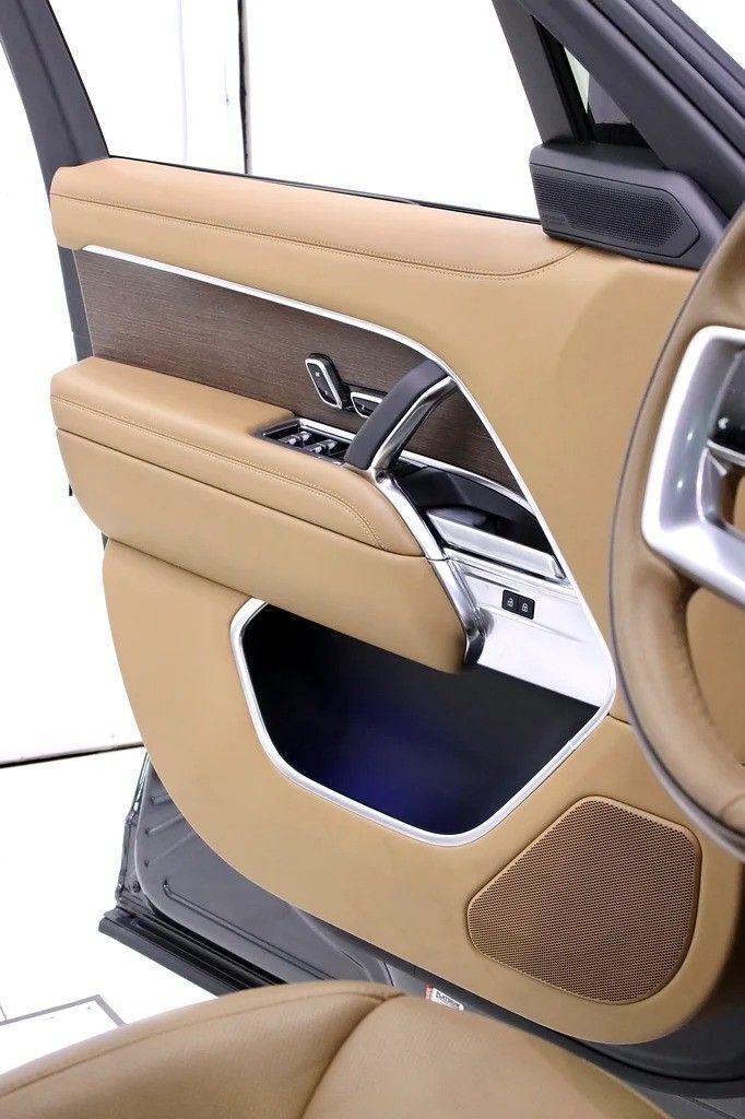 Подержанный Land Rover Range Rover P530 MHEV V, 4.4 л, 2025 в Дубае от Al Faris Motors Серый цвет. Other | AUTO.AE