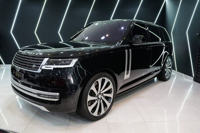 Подержанный Land Rover Range Rover P530 MHEV V, 4.4 л, 2023 в Дубае от Sanam Cars Черный цвет. GCC | AUTO.AE