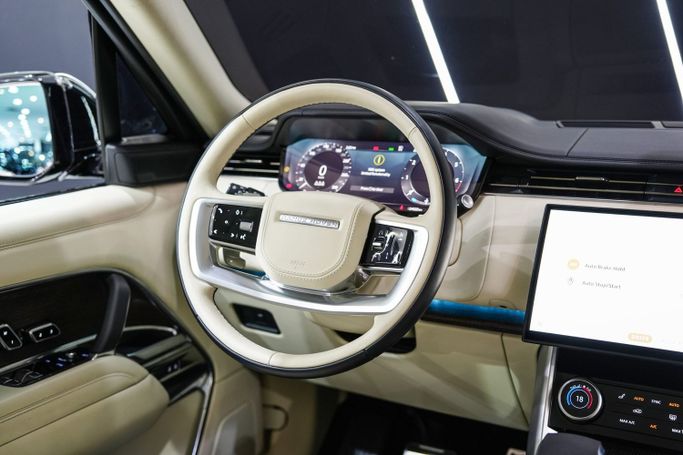 Подержанный Land Rover Range Rover P530 MHEV V, 4.4 л, 2023 в Дубае от Sanam Cars Черный цвет. GCC | AUTO.AE