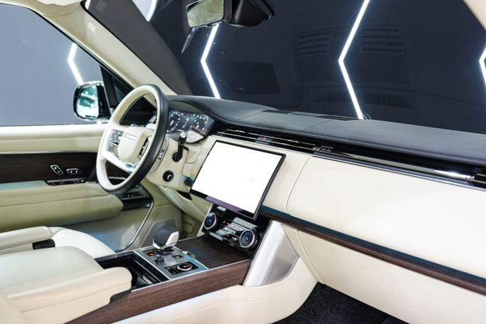 Подержанный Land Rover Range Rover P530 MHEV V, 4.4 л, 2023 в Дубае от Sanam Cars Черный цвет. GCC | AUTO.AE