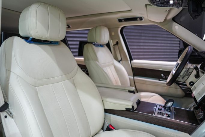 Подержанный Land Rover Range Rover P530 MHEV V, 4.4 л, 2023 в Дубае от Sanam Cars Черный цвет. GCC | AUTO.AE