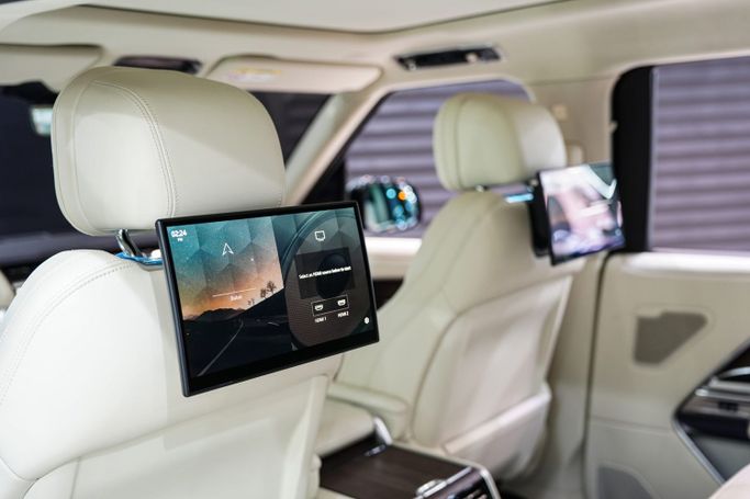 Подержанный Land Rover Range Rover P530 MHEV V, 4.4 л, 2023 в Дубае от Sanam Cars Черный цвет. GCC | AUTO.AE