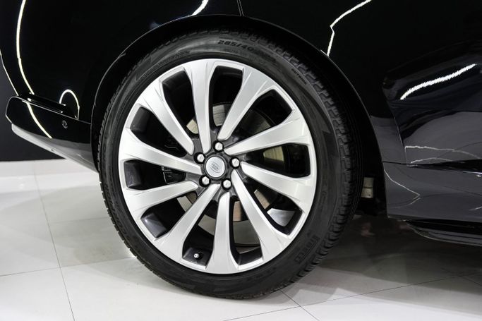 Подержанный Land Rover Range Rover P530 MHEV V, 4.4 л, 2023 в Дубае от Sanam Cars Черный цвет. GCC | AUTO.AE