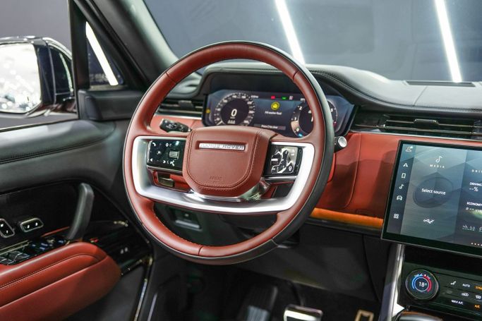 Подержанный Land Rover Range Rover P530 MHEV V, 4.4 л, 2023 в Дубае от Sanam Cars Бордовый цвет. GCC | AUTO.AE