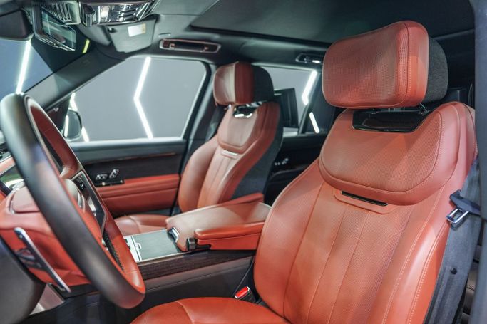 Подержанный Land Rover Range Rover P530 MHEV V, 4.4 л, 2023 в Дубае от Sanam Cars Бордовый цвет. GCC | AUTO.AE