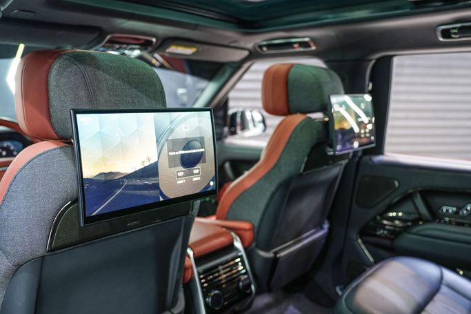 Подержанный Land Rover Range Rover P530 MHEV V, 4.4 л, 2023 в Дубае от Sanam Cars Бордовый цвет. GCC | AUTO.AE