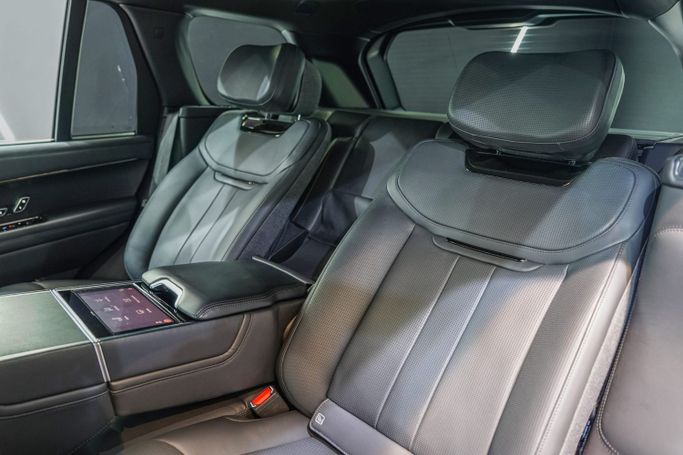 Подержанный Land Rover Range Rover P530 MHEV V, 4.4 л, 2023 в Дубае от Sanam Cars Бордовый цвет. GCC | AUTO.AE