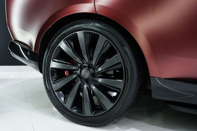 Подержанный Land Rover Range Rover P530 MHEV V, 4.4 л, 2023 в Дубае от Sanam Cars Бордовый цвет. GCC | AUTO.AE