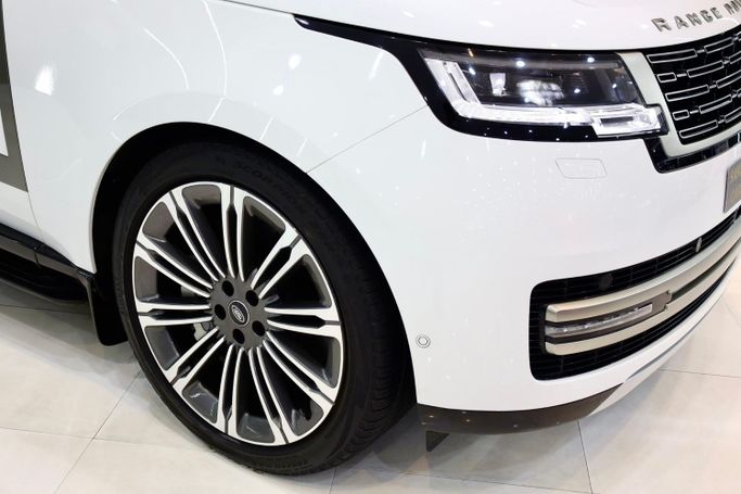 Used Land Rover Range Rover P530 MHEV V, 4.4 l, 2023 in Dubai by Sanam Cars, White color. GCC Specs | AUTO.AE