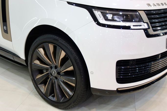 Used Land Rover Range Rover P530 MHEV V, 4.4 l, 2023 in Dubai by Sanam Cars, White color. GCC Specs | AUTO.AE