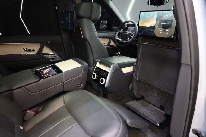 Used Land Rover Range Rover P530 MHEV V, 4.4 l, 2023 in Dubai by Sanam Cars, Silver color. GCC Specs | AUTO.AE