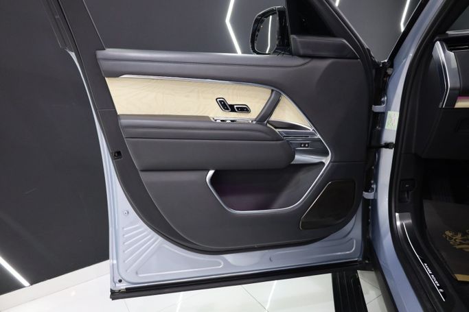 Used Land Rover Range Rover P530 MHEV V, 4.4 l, 2023 in Dubai by Sanam Cars, Silver color. GCC Specs | AUTO.AE