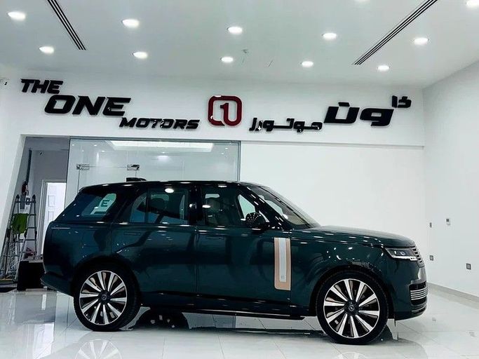 Подержанный Land Rover Range Rover P530 MHEV V, 4.4 л, 2023 в Дубае от The One Motors Зеленый цвет. GCC | AUTO.AE