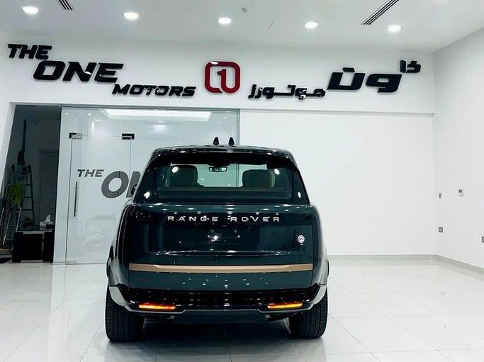 Подержанный Land Rover Range Rover P530 MHEV V, 4.4 л, 2023 в Дубае от The One Motors Зеленый цвет. GCC | AUTO.AE