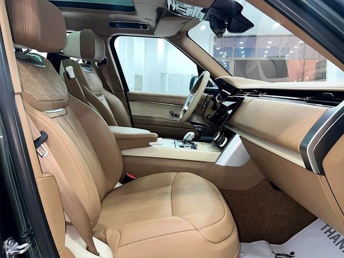 Подержанный Land Rover Range Rover P530 MHEV V, 4.4 л, 2023 в Дубае от The One Motors Зеленый цвет. GCC | AUTO.AE