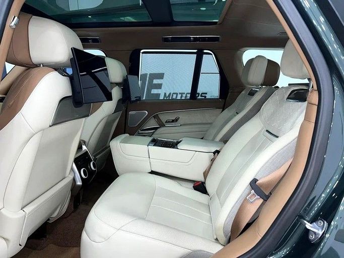 Подержанный Land Rover Range Rover P530 MHEV V, 4.4 л, 2023 в Дубае от The One Motors Зеленый цвет. GCC | AUTO.AE