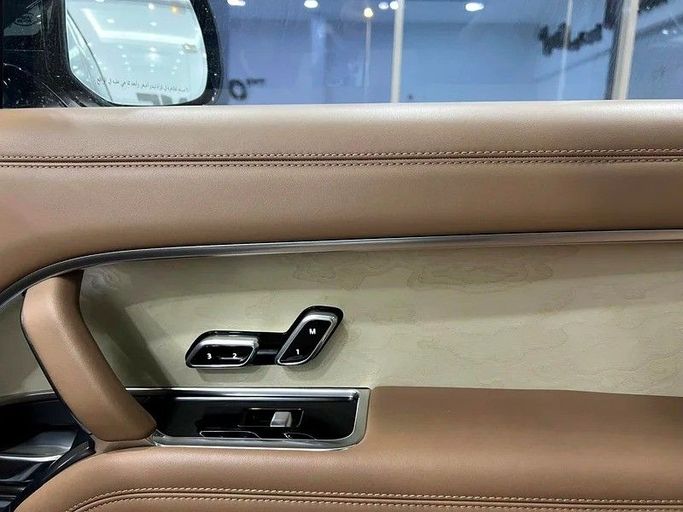 Подержанный Land Rover Range Rover P530 MHEV V, 4.4 л, 2023 в Дубае от The One Motors Зеленый цвет. GCC | AUTO.AE