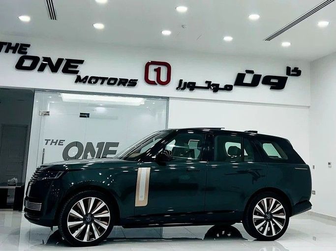 Подержанный Land Rover Range Rover P530 MHEV V, 4.4 л, 2023 в Дубае от The One Motors Зеленый цвет. GCC | AUTO.AE