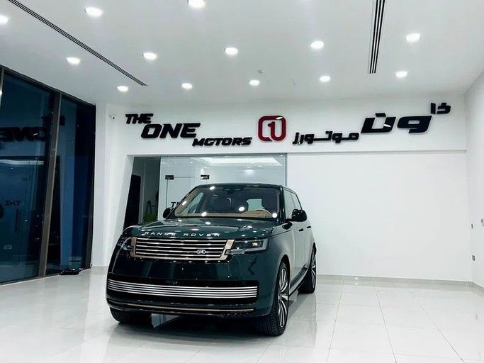 Подержанный Land Rover Range Rover P530 MHEV V, 4.4 л, 2023 в Дубае от The One Motors Зеленый цвет. GCC | AUTO.AE