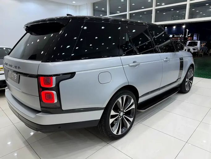 Подержанный Land Rover Range Rover P525 IV Рестайлинг, 5.0 л, 2019 в Дубае от GTS Motors Серебристый цвет. Европейская | AUTO.AE