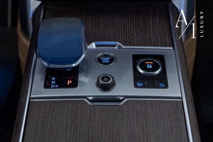 Подержанный Land Rover Range Rover P530 MHEV V, 4.4 л, 2023 в Дубае от A1 Luxury Motors Белый цвет. GCC | AUTO.AE