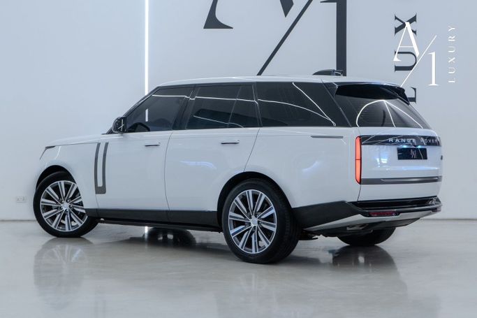Подержанный Land Rover Range Rover P530 MHEV V, 4.4 л, 2023 в Дубае от A1 Luxury Motors Белый цвет. GCC | AUTO.AE