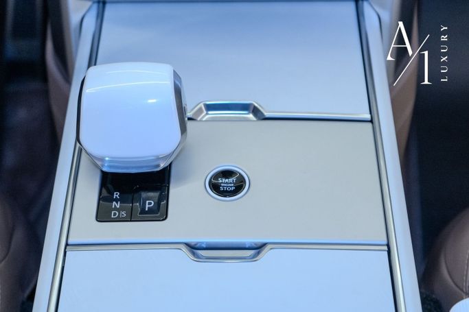 Подержанный Land Rover Range Rover P615 MHEV LONG V, 4.4 л, 2024 в Дубае от A1 Luxury Motors Золотистый цвет. Европейская | AUTO.AE