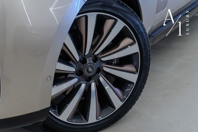 Подержанный Land Rover Range Rover P615 MHEV LONG V, 4.4 л, 2024 в Дубае от A1 Luxury Motors Золотистый цвет. Европейская | AUTO.AE