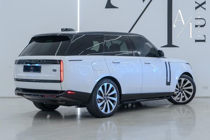 Подержанный Land Rover Range Rover P440e V, 3.0 л, 2023 в Дубае от A1 Luxury Motors Белый цвет. Канадская | AUTO.AE