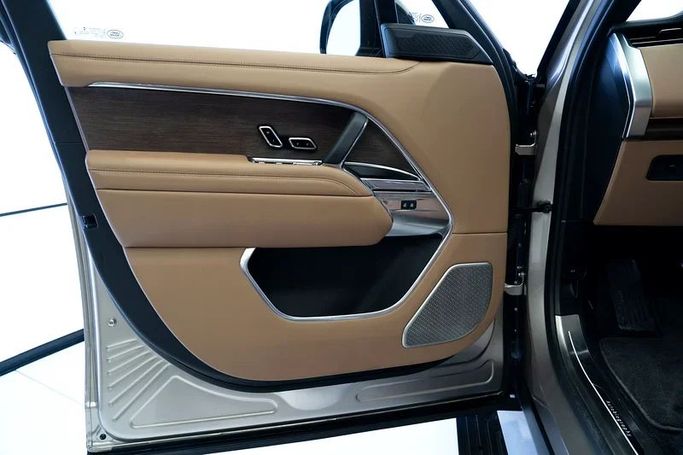 Used Land Rover Range Rover P530 MHEV V, 4.4 l, 2023 in Dubai by Exotic Cars, Golden color. Other | AUTO.AE