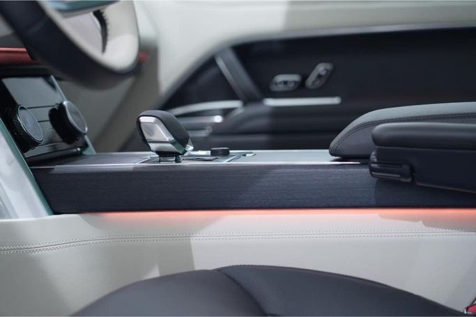 Used Land Rover Range Rover P530 MHEV V, 4.4 l, 2023 in Dubai by Oscar Motors, White color.  | AUTO.AE