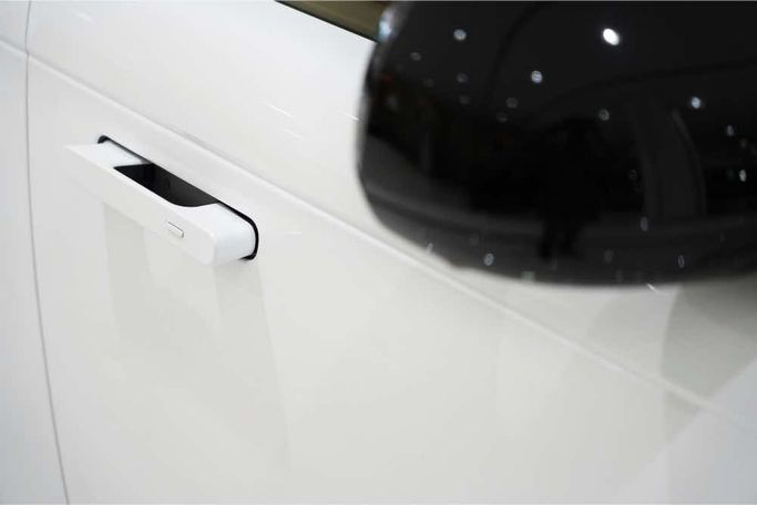 Used Land Rover Range Rover P530 MHEV V, 4.4 l, 2023 in Dubai by Oscar Motors, White color. GCC Specs | AUTO.AE