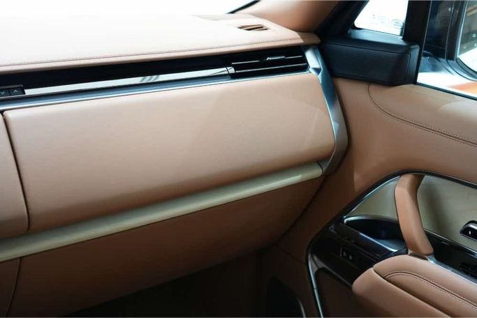 Used Land Rover Range Rover P530 MHEV V, 4.4 l, 2023 in Dubai by Oscar Motors, White color. GCC Specs | AUTO.AE